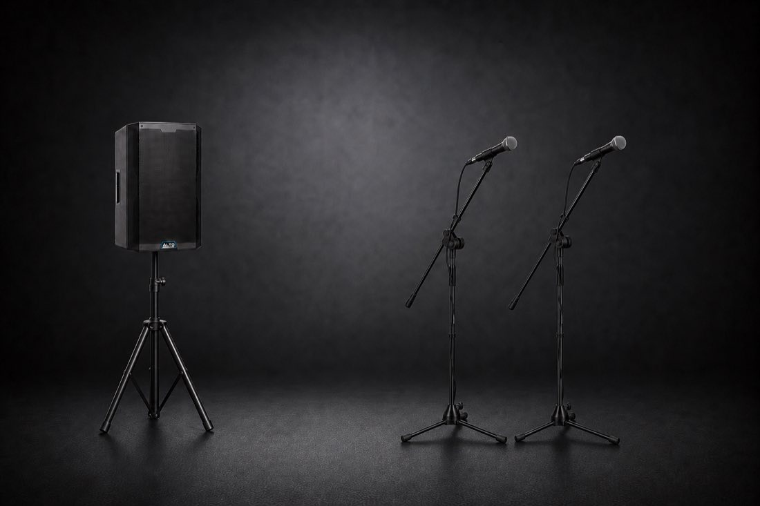 Altavoz Alto TS415 sobre trípode y dos micrófonos con pie — equipo del Pack Karaoke