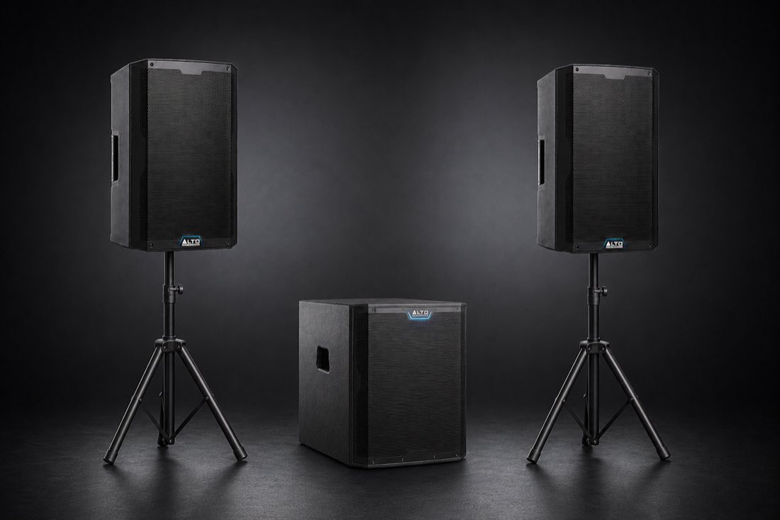 Dos altavoces Alto TS415 sobre trípodes y subwoofer Alto TS18S — equipo del Pack XL